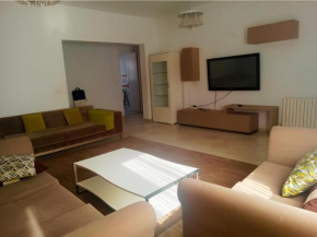 Chambre d'hôte Spacieuse à Ennasr 2 avec Internet Fibre Optique, Navette et Vue Agréable-